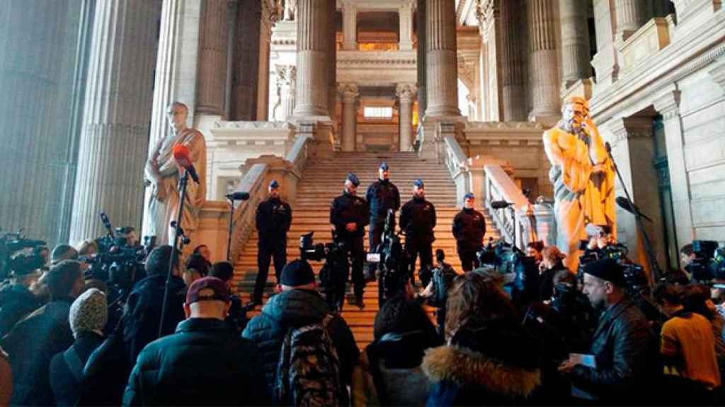 Numerosos periodistas esperan en el Palacio de Justicia de Bruselas donde hoy el expresidente de la Generalitat de Cataluña Carles Puigdemont y los cuatro exconsejeros que se encuentran con él en Bélgica estaban llamados a declarar / EFE