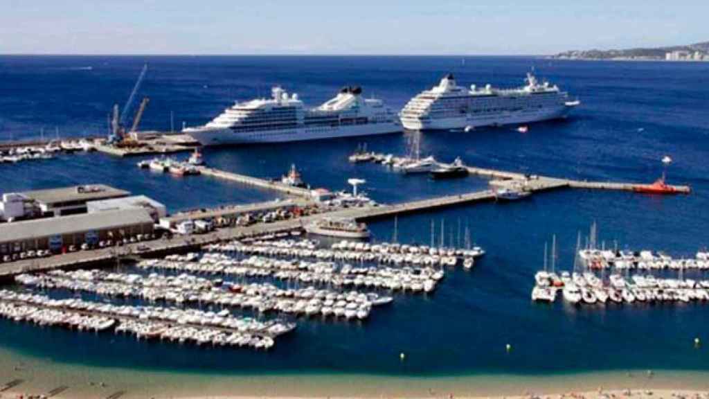 Dos cruceros atracados en el puerto de Palamós, en una imagen de archivo / CG