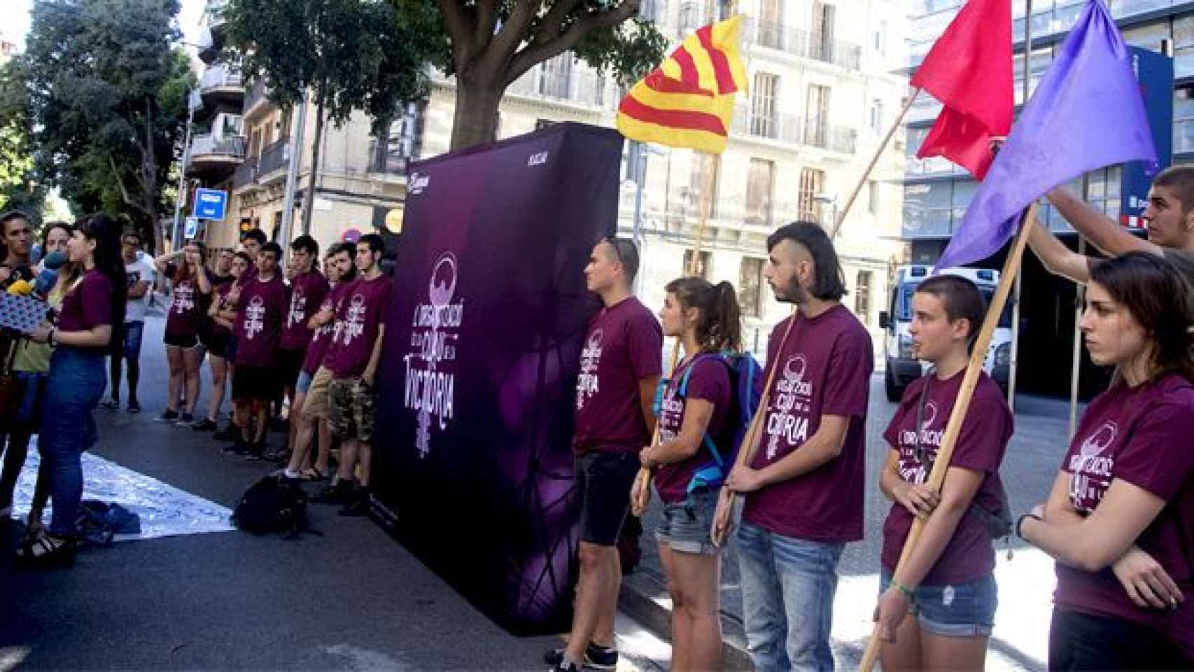 Miembros de la organización independentista Arran concentrados frente a la comisaría de Les Corts, imagen de archivo / EFE