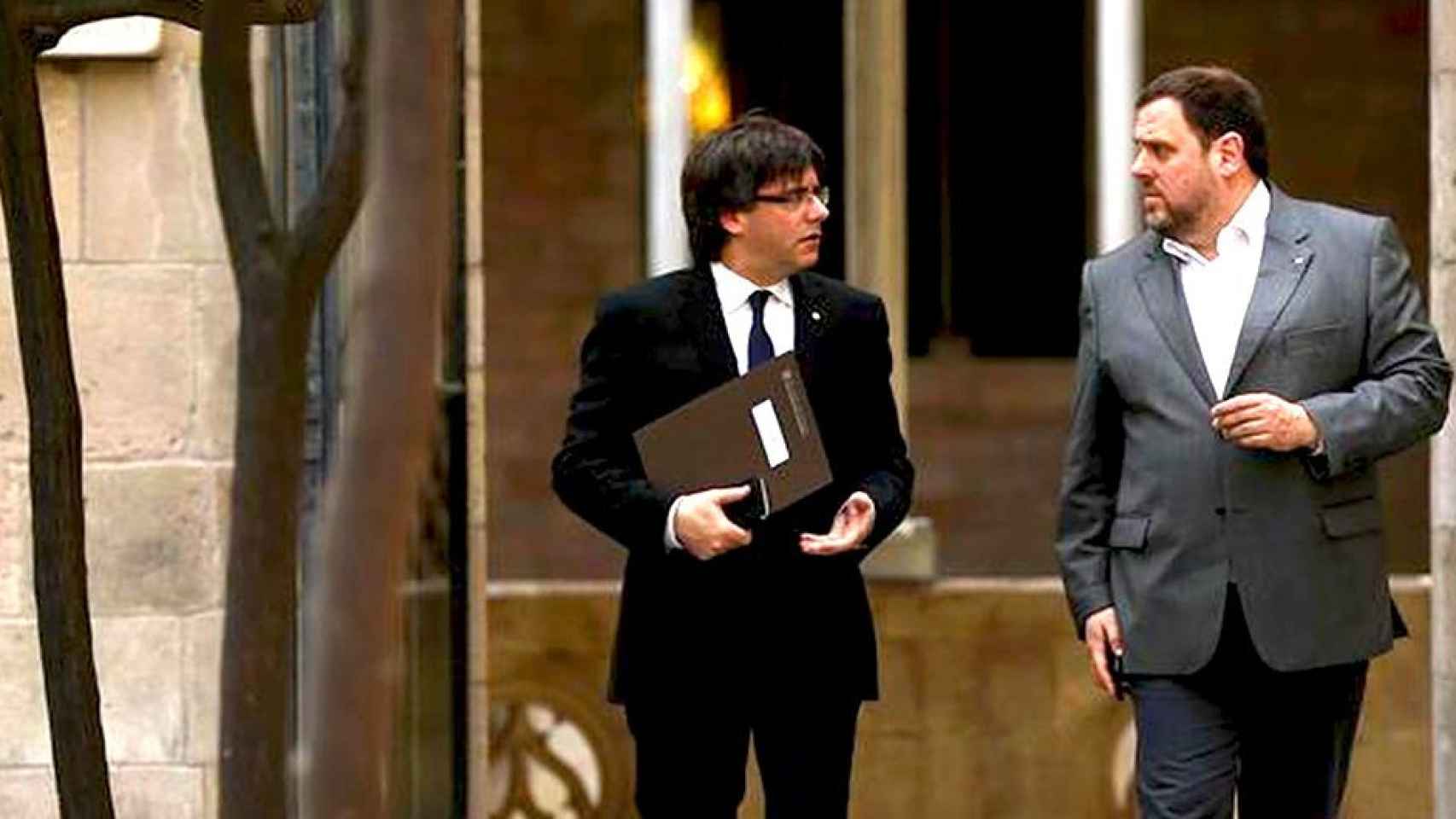 Carles Puigdemont (i) y Oriol Junqueras (d), presidente y vicepresidente de la Generalitat de Cataluña, en el Pati dels Taronjers / EFE