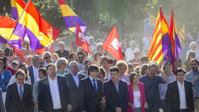 Joan Josep Nuet, acompañado por Carles Puigdemont, Oriol Junqueras y Gerardo Pisarello, entre otros / EFE