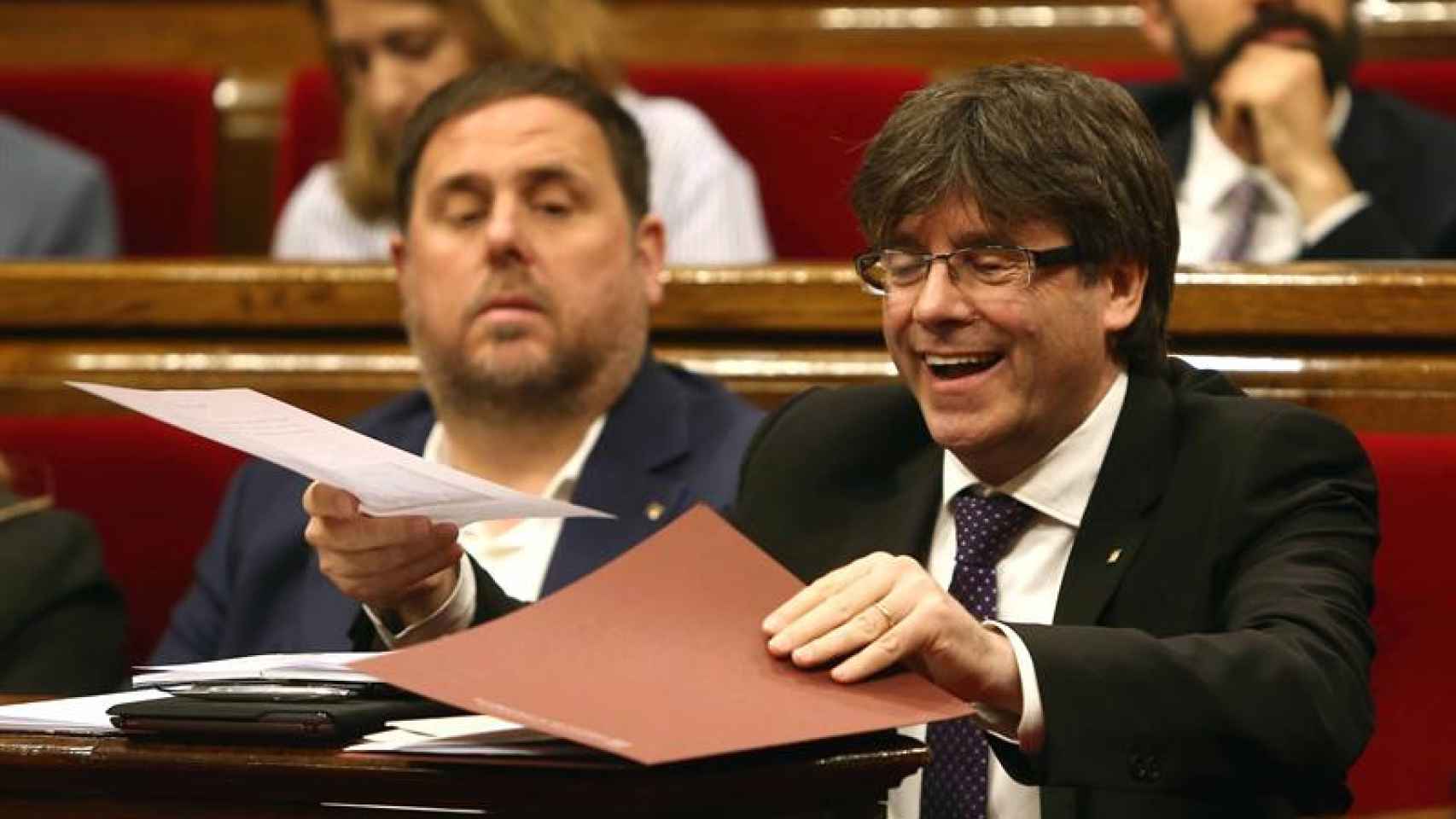 El presidente de la Generalitat, Carles Puigdemont, junto al vicepresidente del Govern y conseller de Economía, Oriol Junqueras