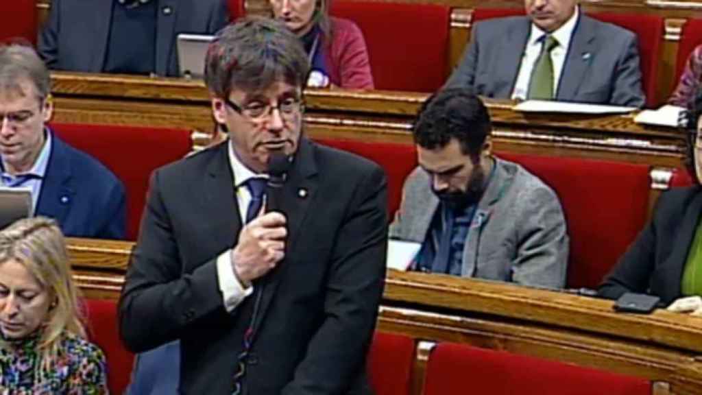 El presidente catalán Carles Puigdemont, en el debate sobre la cuestión de confianza celebrado en el Parlamento catalán / PARLAMENT