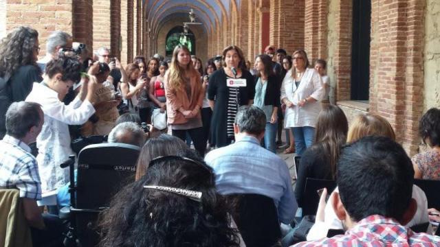 La alcaldesa de Barcelona, Ada Colau, y la cuarta teniente de alcalde, Janet Sanz, en rueda de prensa ante la sede del distrito de Nou Barris