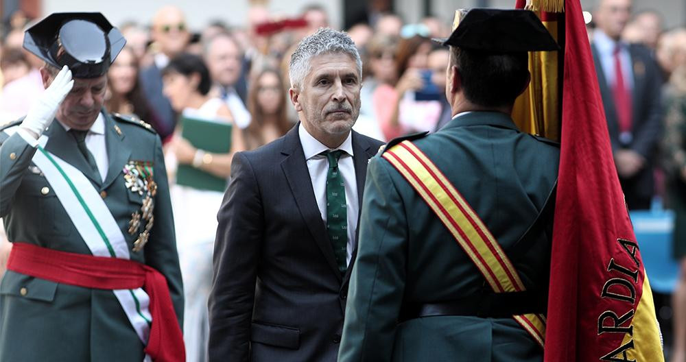 El ministro del Interior en funciones, Fernando Grande-Marlaska junto a dos Guardias Civiles durante los actos de celebración de la festividad de la Virgen del Pilar / EFE