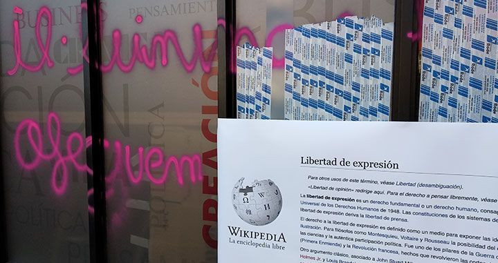 Uno de los carteles por la libertad de expresión en la fachada de 'Crónica Global' / CG