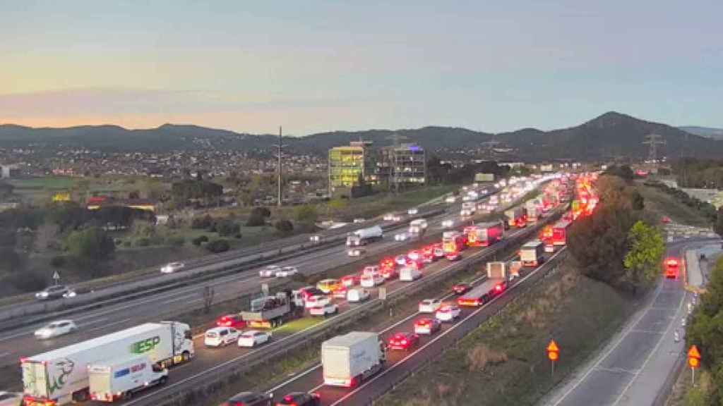 Un accidente en la AP-7 provoca a primera hora de este lunes más de siete kilómetros de cola entre Cerdanyola y Sant Cugat del Vallès / TRÀNSIT