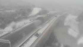 Carril cortado a causa de la nieve en la AP-7, a la altura de La Jonquera / SERVEI CATALÀ DE TRÀNSIT