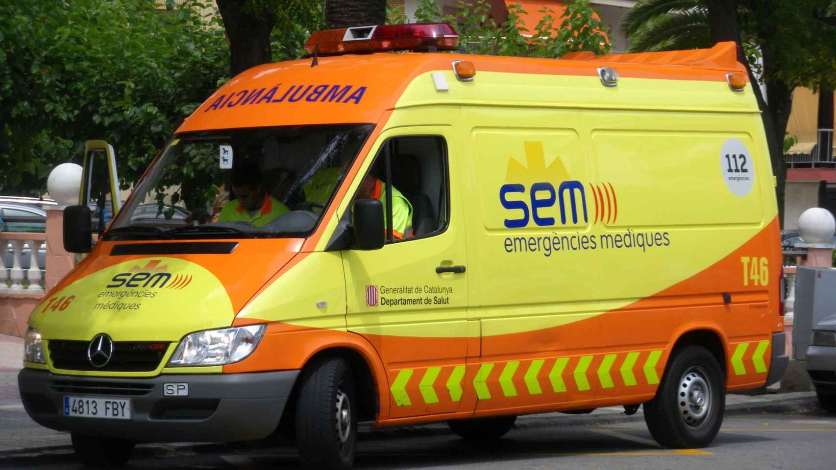 Foto de una ambulancia del Servei d'Emergències Mèdiques, como la que acudió esta noche del jueves cuando un hombre perdió la vida tras precipitarse por un patio de luces en un edificio del Eixample /  CG