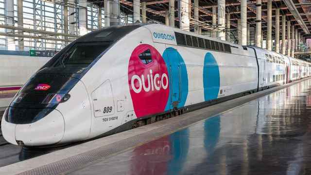 Tren de alta velocidad de Ouigo detenido en las vías Barcelona-Madrid