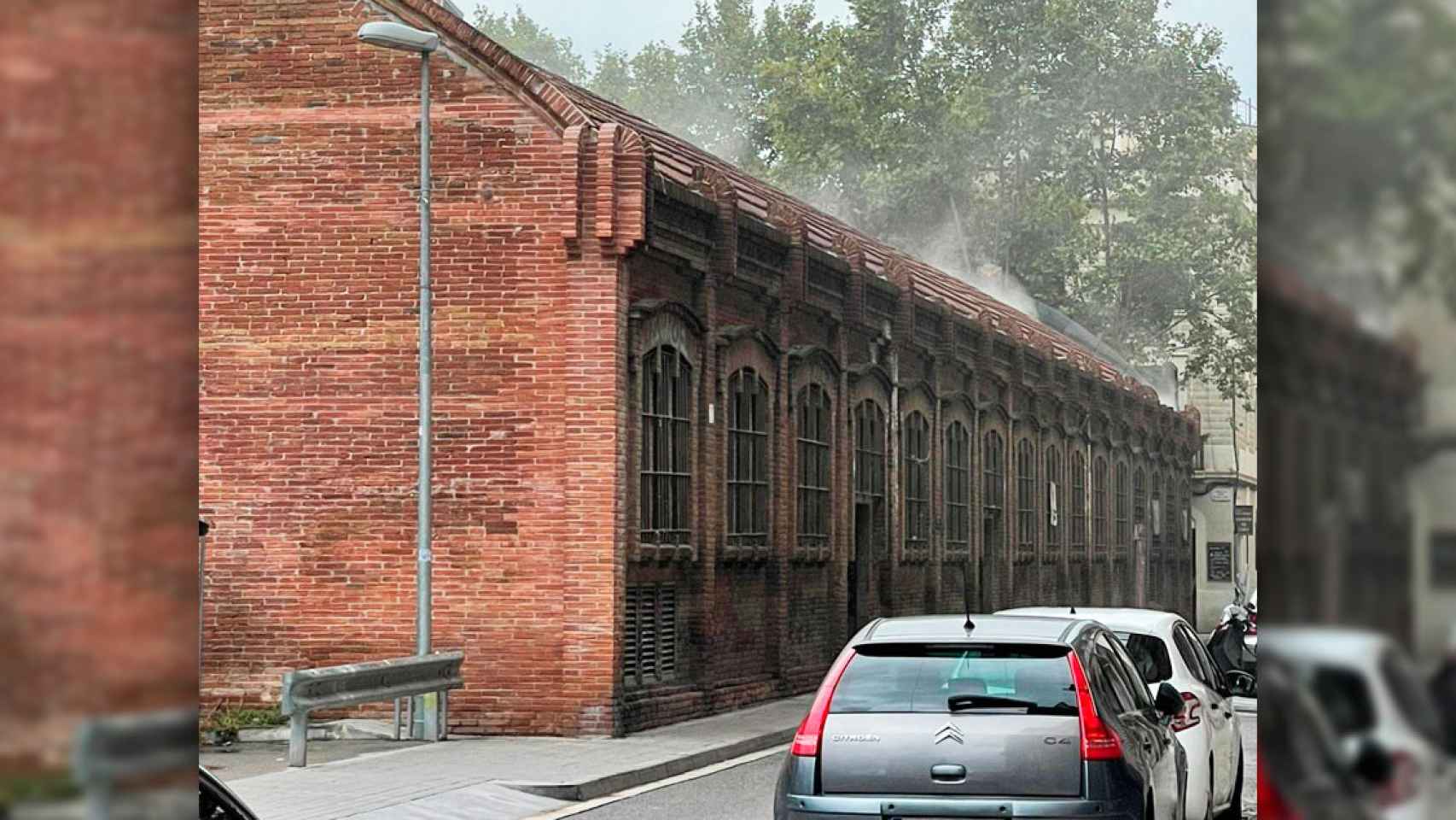 Imagen del polvo que emiten las obras del polémico Tanatorio de Sants / Cedida