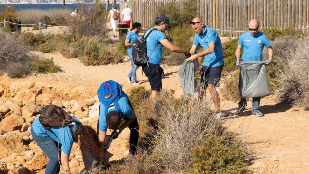 Voluntarios CaixaBank limpian una playa dentro de las múltiples acciones impulsadas por el programa de voluntariado / CAIXABANK