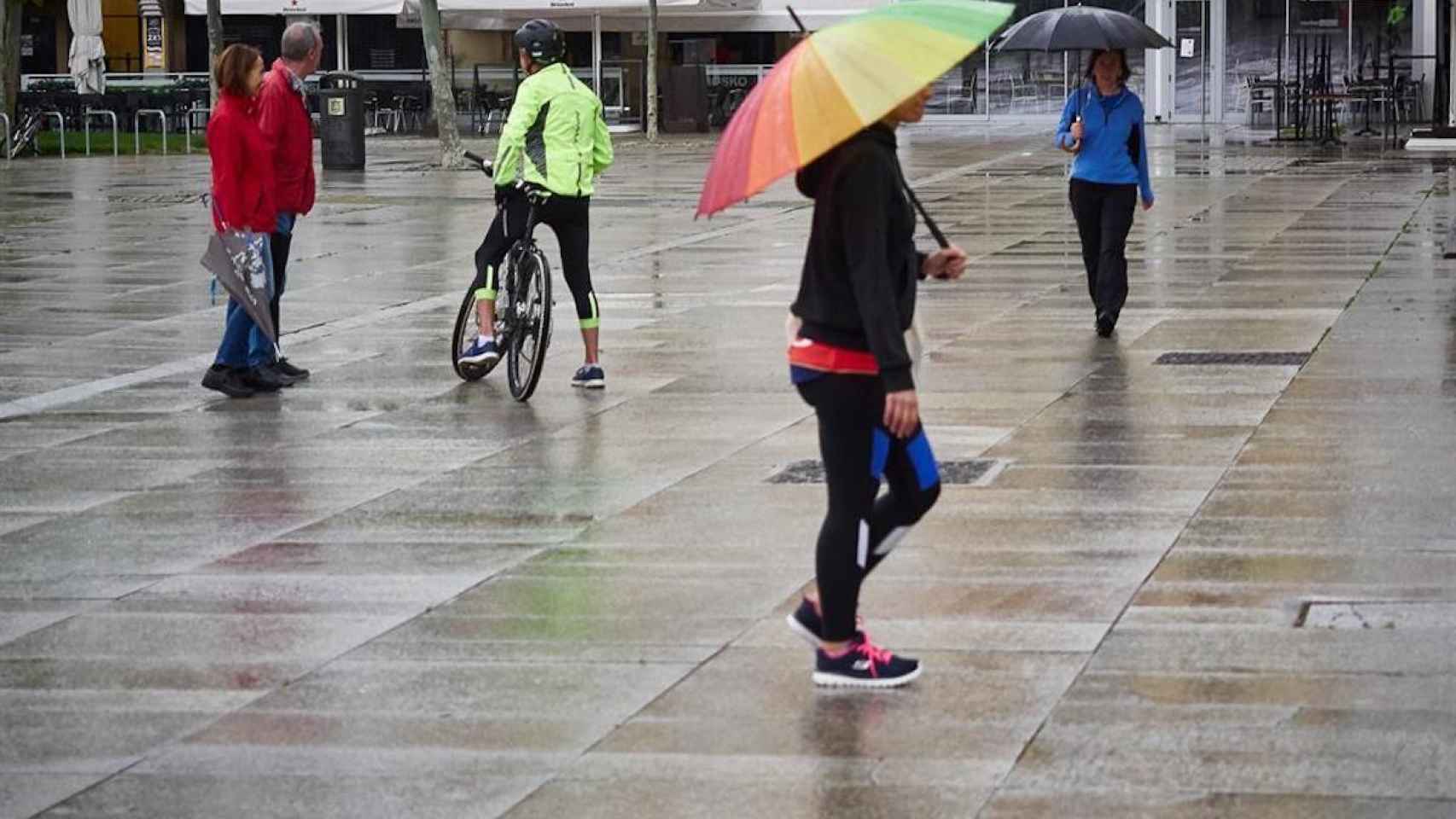 Personas bajo la lluvia en Cataluña / EP