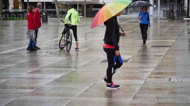 Personas bajo la lluvia en Cataluña / EP