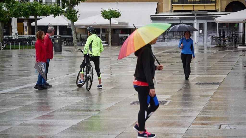 Personas bajo la lluvia en Cataluña / EP