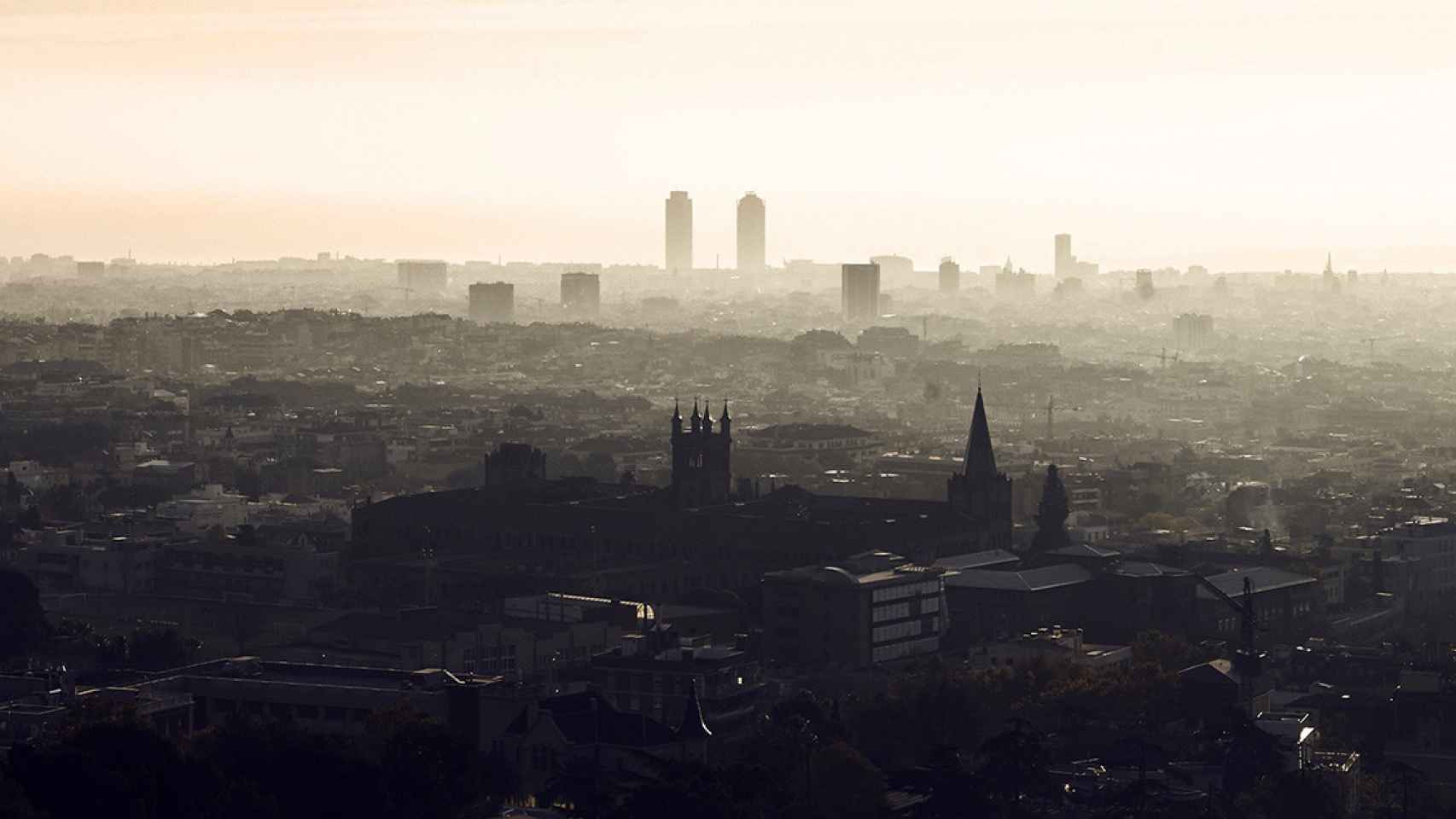 Vistas de Barcelona bajo una nube de polvo / EUROPAPRESS