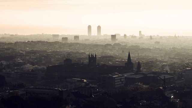 Vistas de Barcelona bajo una nube de polvo / EUROPAPRESS