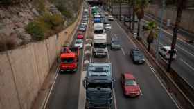 Los transportistas protestan en la Ronda de Dalt de Barcelona / DAVID ZORRAKINO - EUROPA PRESS