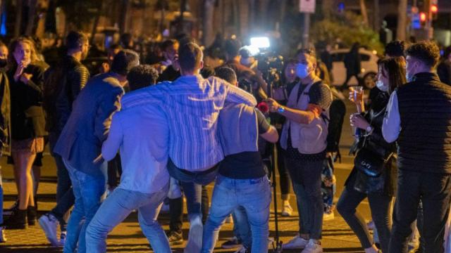 Un grupo de jóvenes, de fiesta en las calles de Barcelona / EP