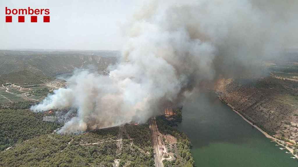 Incendio en La Pobla de Massaluca (Tarragona) / BOMBEROS DE LA GENERALITAT