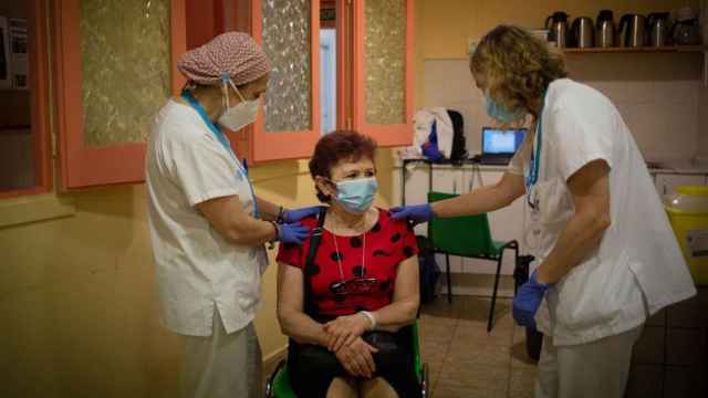 Dos sanitarias de un ambulatorio vacunan a una ciudadana contra el Covid-19 / EP