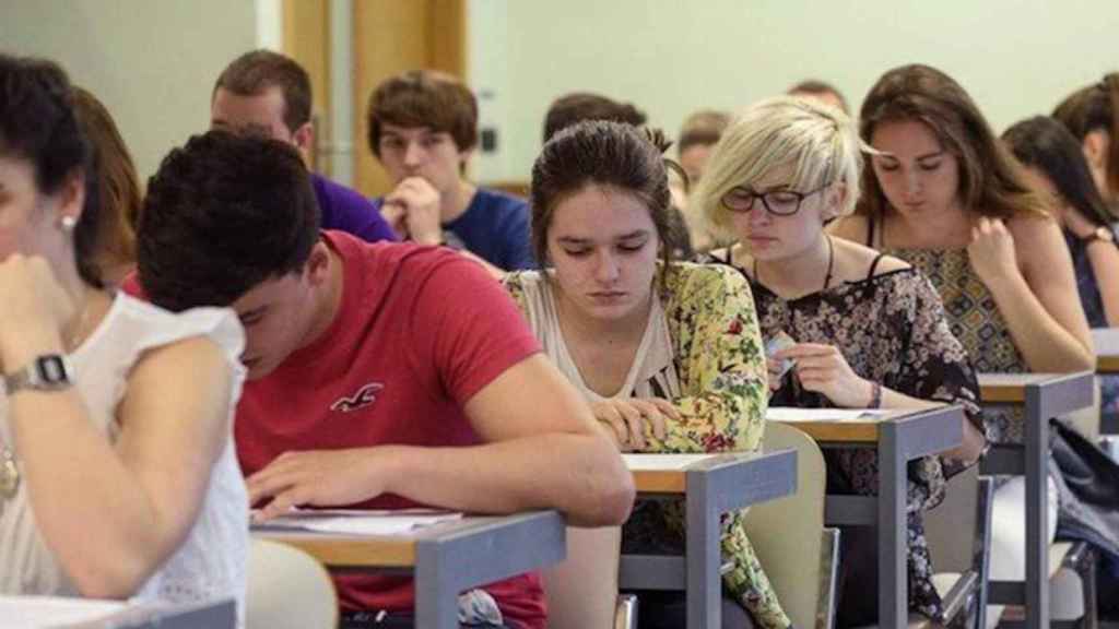 Alumnos de Bachillerato realizan un examen / EFE