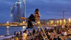 Noche de Sant Juan en una de las playas de Barcelona / EFE