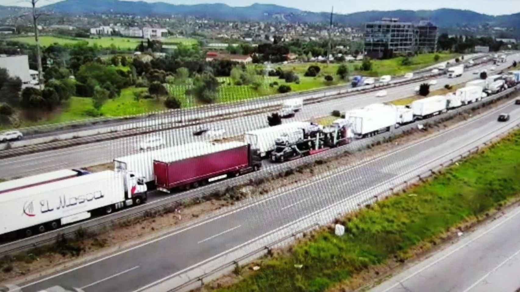 El accidente ha provocado colas de 13 kilómetros en la AP-7 entre Sant Cugat y Santa Perpètua de la Moguda / SERVICIO CATALÁN DE TRÁFICO