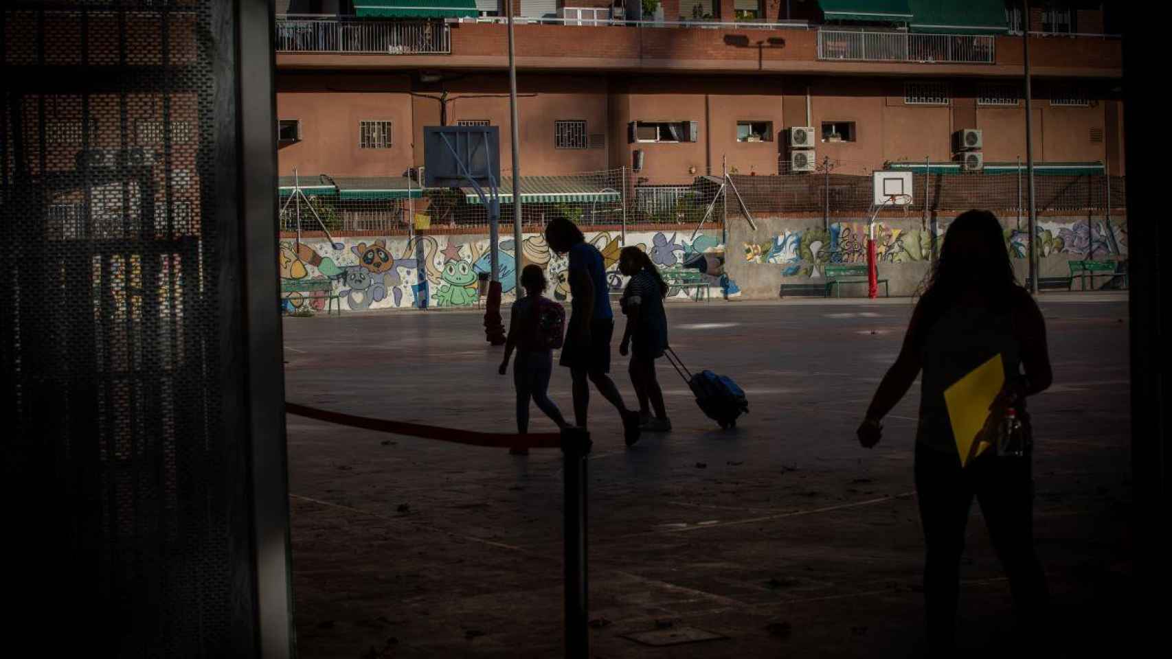 Padres y alumnos en el patio de un colegio al inicio de la jornada escolar en la enseñanza catalana / EP