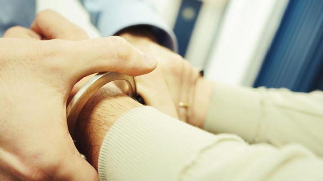 Un hombre es detenido por un agente de los Mossos d'Esquadra / MOSSOS