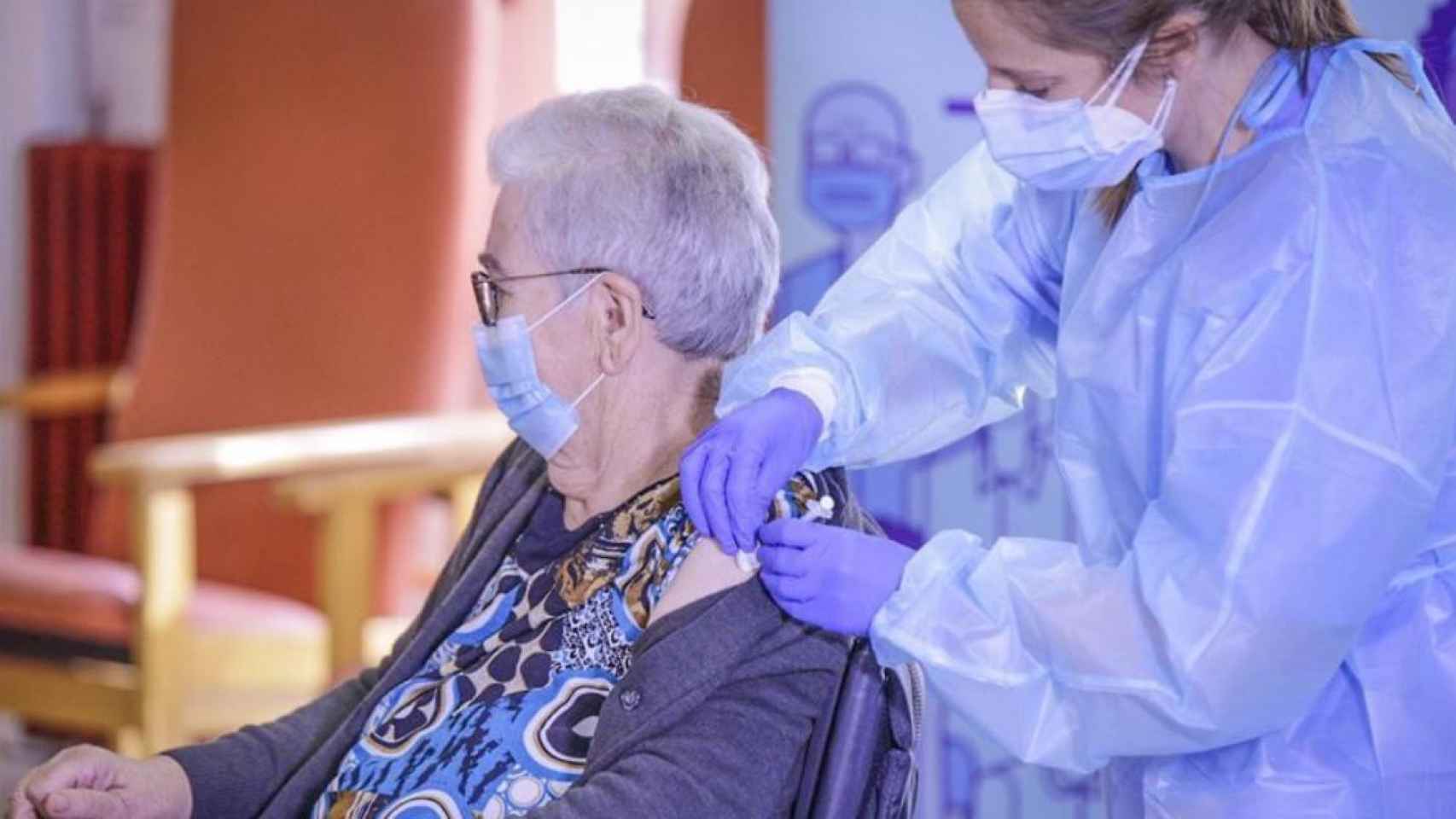 Josefa Pérez, de 89 años y residente de un geriátrico de L'Hospitalet de Llobregat, recibe la primera vacuna contra el Covid en Cataluña / CONSELLERIA DE SALUT