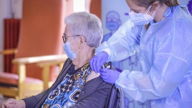 Josefa Pérez, de 89 años y residente de un geriátrico de L'Hospitalet de Llobregat, recibe la primera vacuna contra el Covid en Cataluña / CONSELLERIA DE SALUT