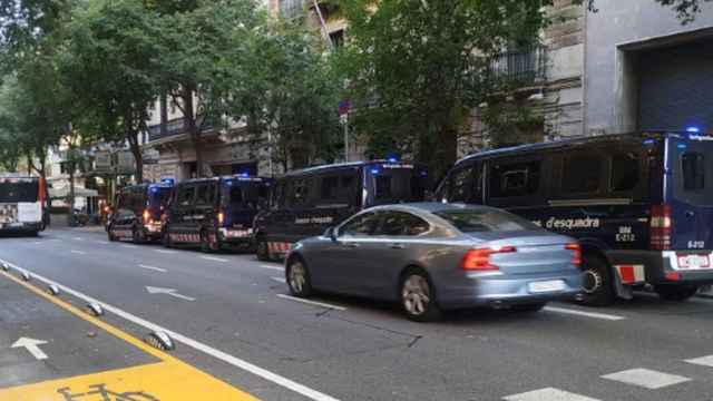 Furgonetas de antidisturbios de Mossos en la convocatoria fallida de Urquinaona / KIT RADIO INTERNACIONAL