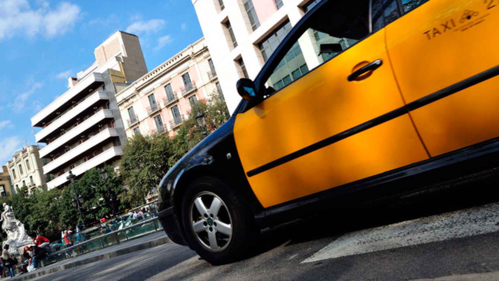 Imagen de un taxi subiendo Las Ramblas de Barcelona / CG