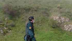 Un guardia civil en una pista forestal / GUARDIA CIVIL