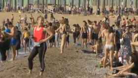 Imagen de la playa de la Barceloneta el miércoles por la mañana, primer día que el Ayuntamiento permite el acceso a los arenales / CCMA