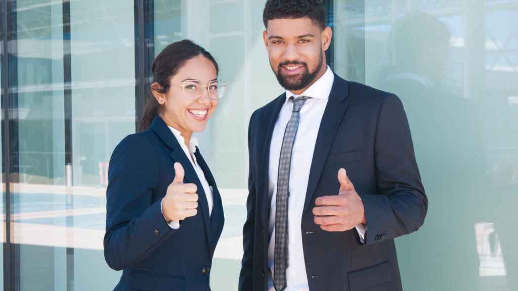 Pareja de jóvenes en el trabajo / FREEPIK