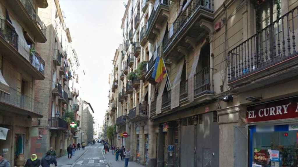 Calle del Hospital del Raval, en la que ha tenido lugar el robo y apuñalamiento / GOOGLE