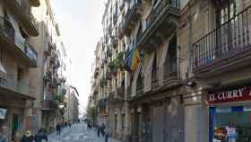 Calle del Hospital del Raval, en la que ha tenido lugar el robo y apuñalamiento / GOOGLE