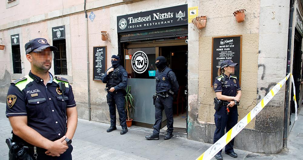 Agentes policiales durante la macrooperación contra los narcopisos en el Raval / EFE