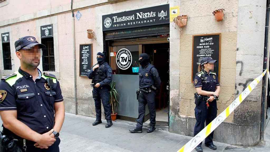 Agentes policiales durante la macrooperación contra los narcopisos en el Raval / EFE