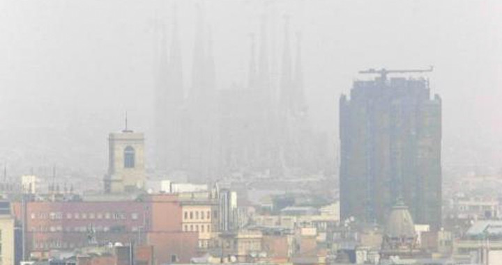 Barcelona durante un episodio de alta contaminación atmosférica / EFE