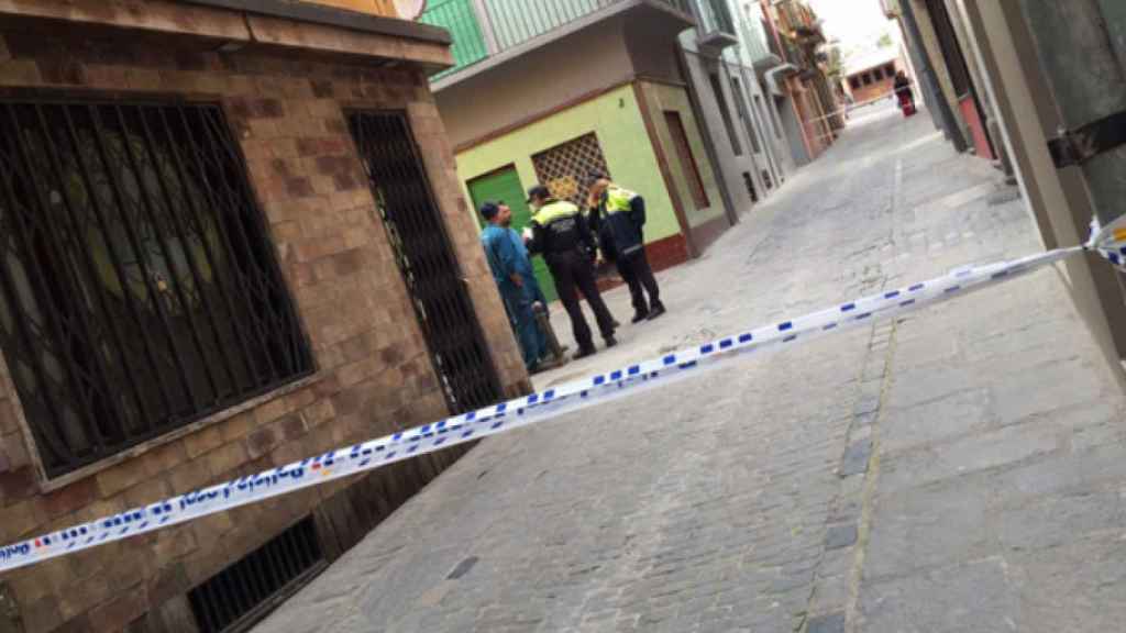 Casco antiguo de Olot (Girona), con un cordón policial en un suceso anterior / CG