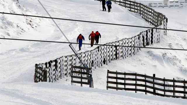 La nieve mantiene cerradas algunas carreteras para camiones como es el caso del puerto de Pajares / EFE