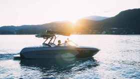 Jóvenes navegando en un barco al atardecer: los consejos para navegar por las costas catalanas / SAMBOAT