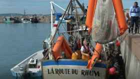 Un barco que recoge plástico del mar