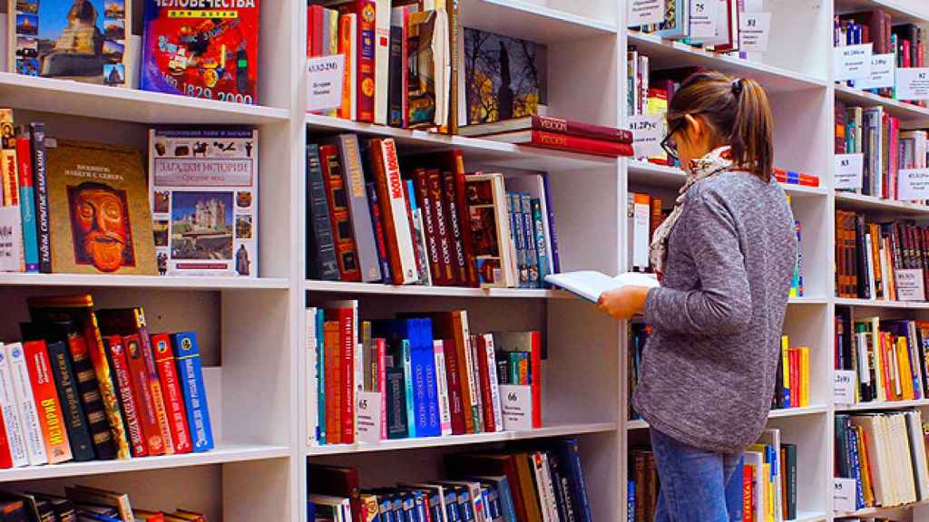 Una chica en la biblioteca de una universidad / CG