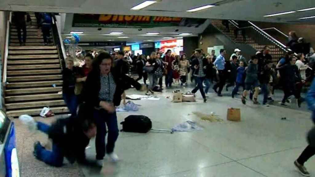 Imagen de la estampida provocada por una falsa alarma de tiroteo en Penn Station, en Nueva York / CG