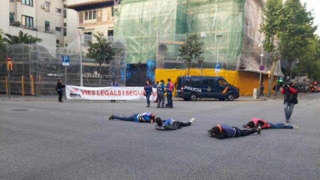 Miembros de Stop Mare Mortum protestan ante la delegación del Gobierno en Cataluña por la acogida de refugiados / STOP MARE MORTUM