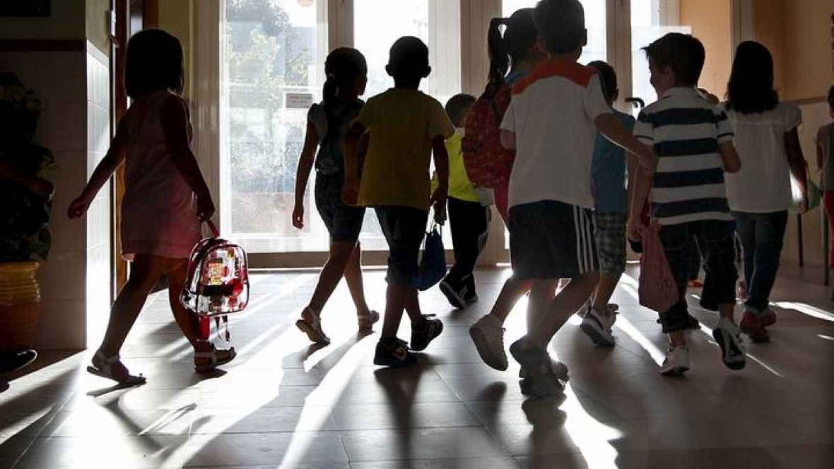 Un grupo de niños saliendo de un colegio / EFE